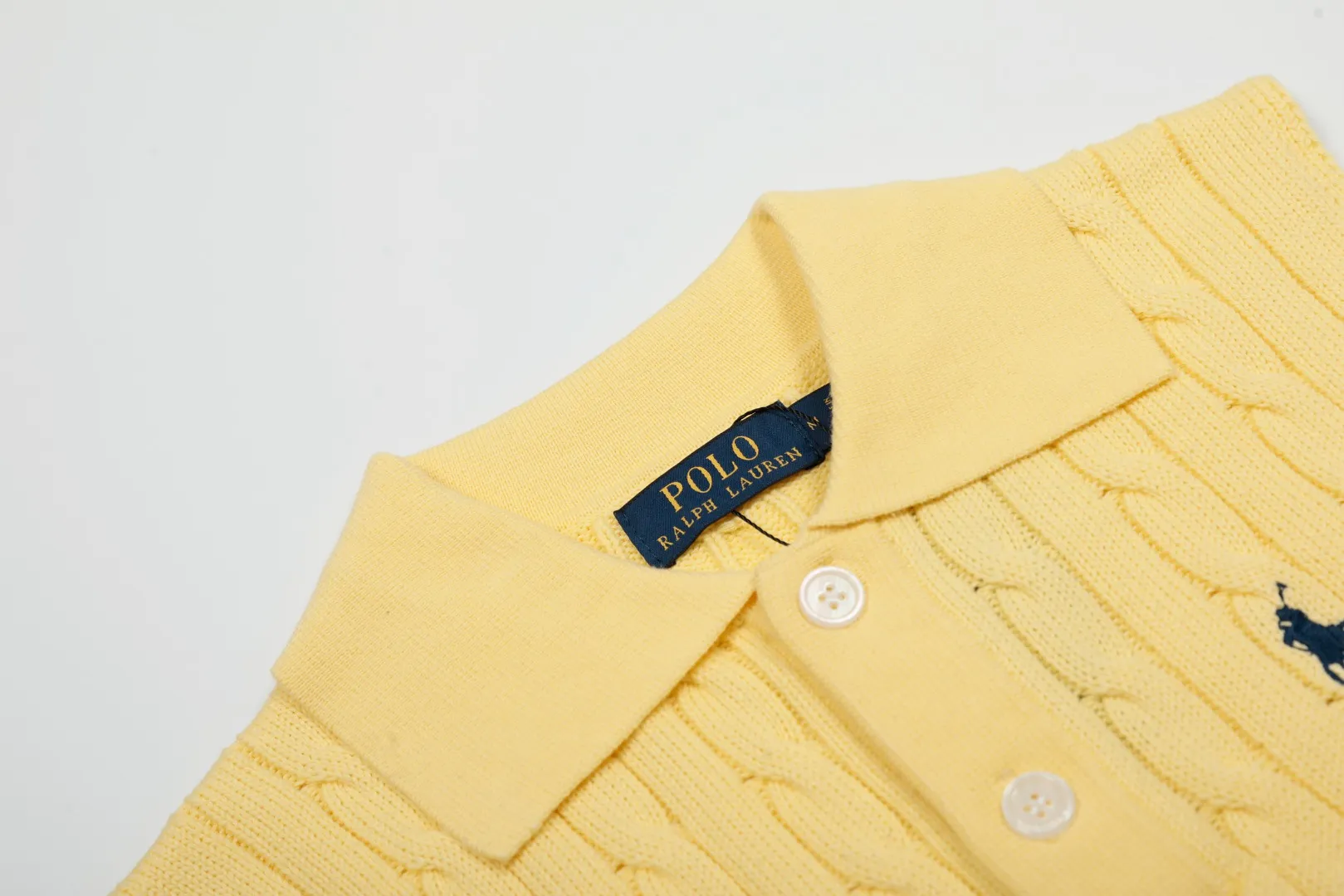 P166 💰 "Top quality" Style number: DS023# (not off the shelves all year round) [Ralph Lauren POLO lapel solid color pony embroidered logo knitted vest short sleeves] ✅Ralph Lauren Ralph Lauren classic basic versatile all-season cardigan knitted POLO vest vest short sleeves ✅Main supplier platform live broadcast Wholesale entity Replacement when out of stock Not off the shelf ✅ZP quality 1:1 version Scan the code to enter the GF website Counter quality ✅Details and quality are the only one in Guangzhou. Imported quality cotton yarn, focusing on high-end, cost-effective. Needless to say good quality. ✅Restore the original version. The maximum size can be worn up to 150 pounds. Loose, comfortable and stress-free. Olive green, denim blue, Chinese red